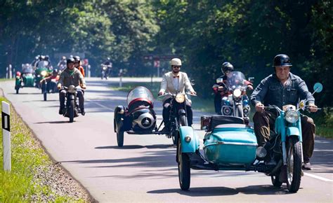 Motociklas su šonine priekaba, demonstruojantis saugų krovinių gabenimą