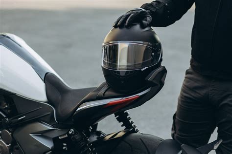 Motociklininkas su pilna apsaugine apranga ir šalmu