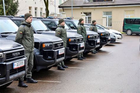 Apibendrinanti iliustracija, vaizduojanti įvairių naujų visureigių modelius