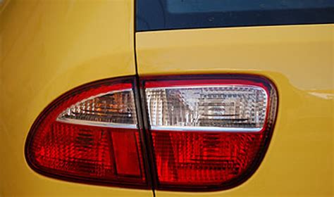 Tematinė nuotrauka: matinis ir pageltęs automobilio žibintas