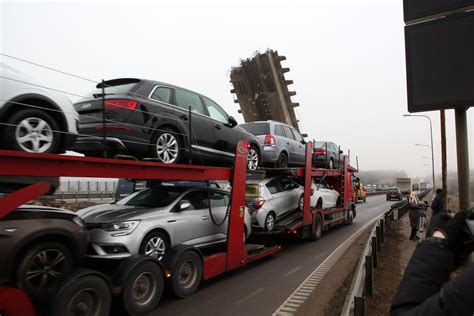 Tematinė nuotrauka: Naujas savininkas atsiima užsakytą automobilį