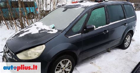 Ford Galaxy automobilis su švariais, atšildytais langais žiemos ryte