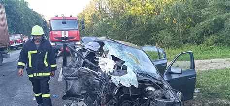 Policijos pareigūnai ir ugniagesiai gelbėtojai dirba eismo įvykio vietoje, kur susidūrė lengvasis automobilis ir sunkvežimis