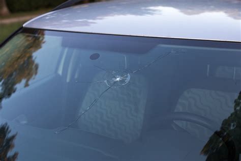 automobilio stiklo pažeidimų pavyzdžiai (įtrūkimai, įdaužos, žvaigždutės)