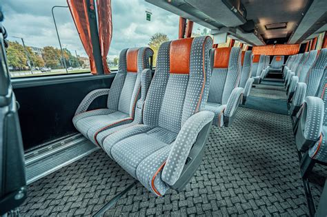 erdvus autobuso salonas su patogiomis sėdynėmis ir įkrovimo lizdais