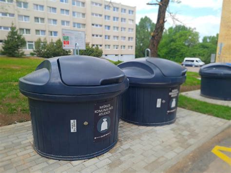 Šiuolaikinė šiukšliavežė, renkanti atliekas mieste
