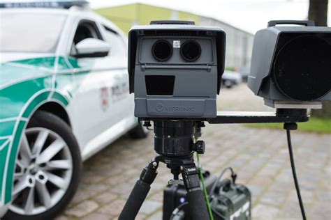 Mobiliojo greičio matuoklio (trikojo) su nustatytu automobiliu nuotrauka
