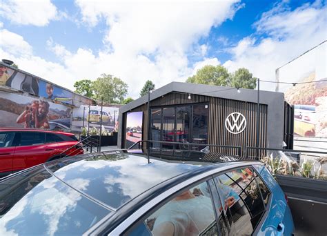 „Autostadt“ automobilių paviljonas su įvairių gamintojų modeliais
