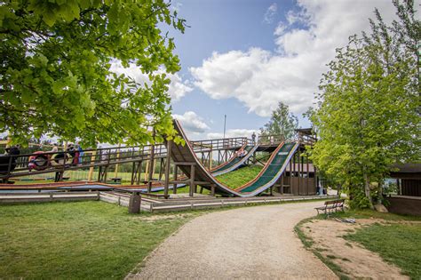 „Heide Park“ pramogų parko lankytojai prie vieno iš atrakcionų