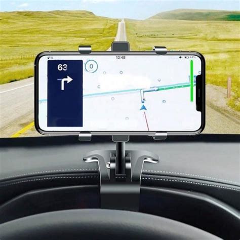 Teminė nuotrauka: kelias su automobiliu ir navigacija prietaisų skydelyje