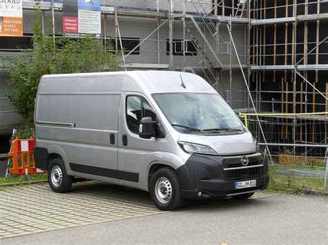 Opel Movano skirtingų kartų iliustracija