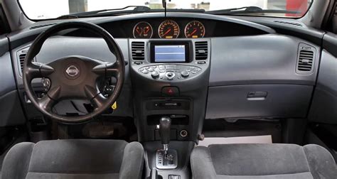 „Nissan Primera P12“ salono interjero nuotrauka su centrine konsole