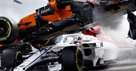 fotografija: Alonso automobilis ant Leclerc halo Spa incidente