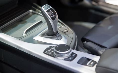 Tematinė nuotrauka, vaizduojanti rankinio pavarų perjungimo svirtį automobilyje