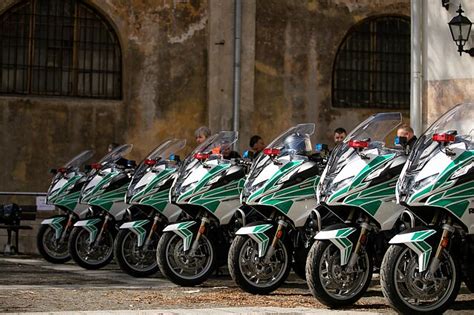 Motociklas su žieminėmis padangomis važiuojantis apsnigta ar apledėjusia kelio danga