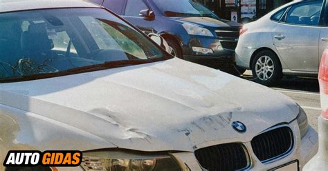 Automobilis su nedideliais kėbulo pažeidimais po eismo įvykio