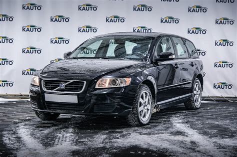Volvo V50 universalas kelyje