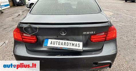 Teminė nuotrauka: įvairios BMW automobilių dalys, sudėtos sandėlyje