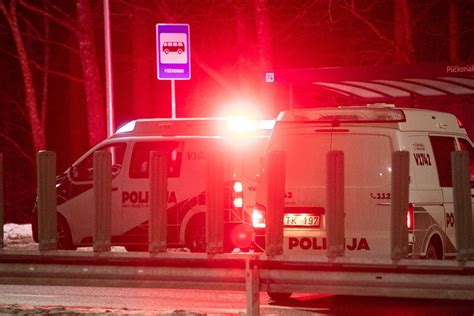 Teminė nuotrauka: du automobiliai, vienas mirksi ilgomis šviesomis, kitas reaguoja į signalą