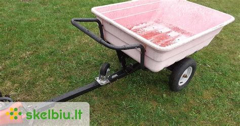 Ilustracija su sodo traktoriuko priekaba, vežančia sodininkystės reikmenis