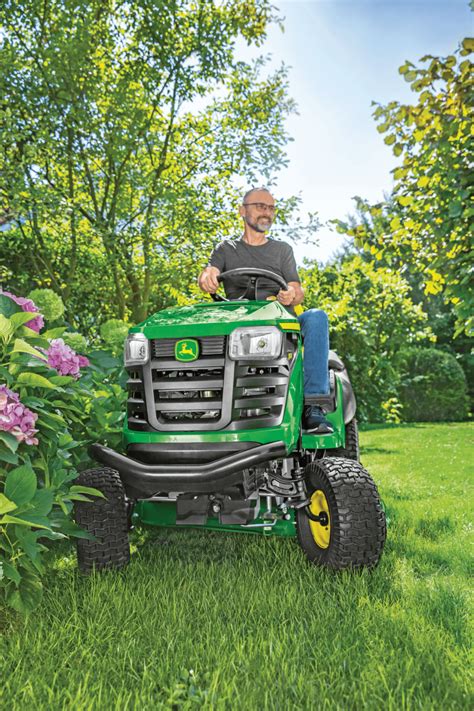 Nuotrauka su John Deere vejos traktoriuku, pjaunančiu veją