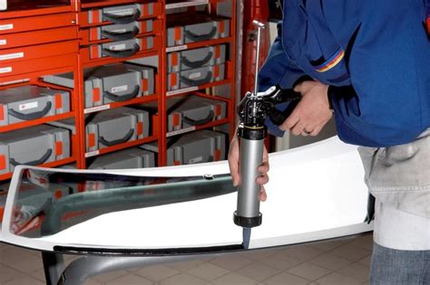 Profesionalūs įrankiai ir SIKA klijai automobilių stiklų keitimui