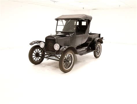 istorinė Ford T modelio nuotrauka konvejerio fone
