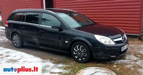 Opel Vectra C universalas stovintis miesto aplinkoje