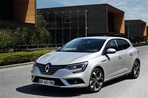 Renault Megane IV su atidarytu variklio skyriumi