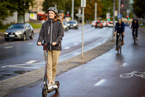 Motociklininkas, atsakingai ir saugiai manevruojantis eisme