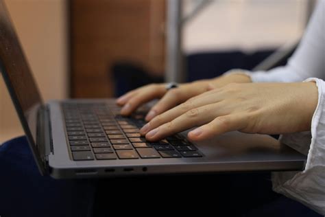 Tematinė nuotrauka: Asmuo, užpildantis dokumentus internetu