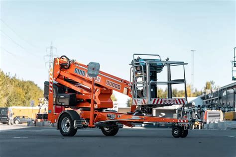 Infografika, vaizduojanti skirtingus krautuvų tipus: šakinį, aukštuminį (reach truck) ir vikšrinį krautuvą sandėlio aplinkoje