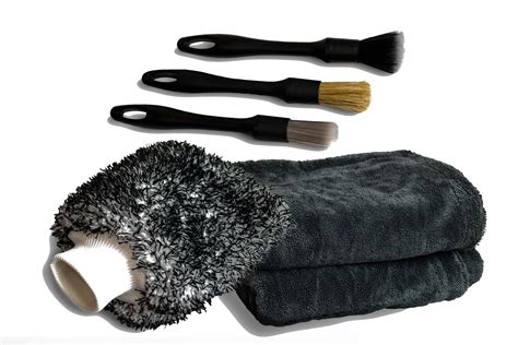 Vaizdinė medžiaga, demonstruojanti automobilio kėbulo pažeidimus po netinkamo plovimo