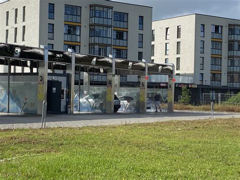 Tematinė nuotrauka: švarus automobilis po plovyklos