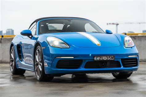 Apgadintas sportinis automobilis „Porsche 718 Boxster“ po avarijos