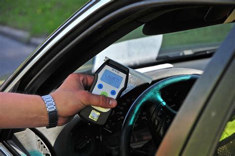 Alkobloko įrenginys automobilyje, neleidžiantis užvesti neblaiviems vairuotojams