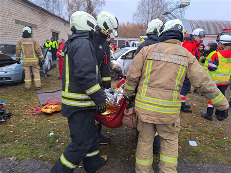 ugniagesių ir medikų darbas avarijos vietoje