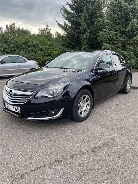 Opel Insignia automobilis priekyje