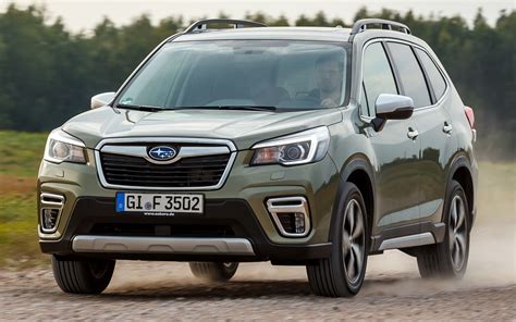 Tematinė Subaru Forester nuotrauka bekelėje