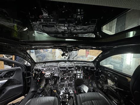 automobilio salono vaizdas su išardyta vairo kolonėle