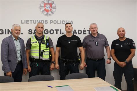 Iliustracija, vaizduojanti eismo dalyvius, paklūstančius policijos pareigūnų ir reguliuotojų nurodymams.