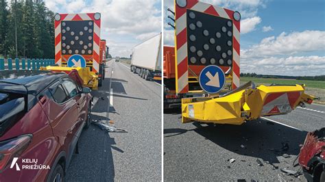 Informatyvi nuotrauka: eismo dalyviai, pranešantys apie kliūtį kelyje arba ją žymintys.