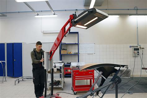 Teminė nuotrauka: automobilis remonto dirbtuvėse