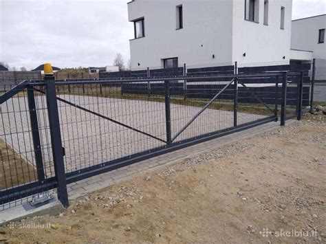 vizualizacija: stumdomi ir varstomi kiemo vartai