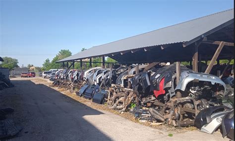 Tematinė nuotrauka: automobilių ardymo aikštelė su tvarkingai surūšiuotomis atliekomis