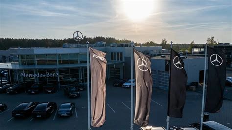 Mercedes-Benz atstovybės pastatas su prekės ženklo logotipu ir eksponuojamais Vito modeliais