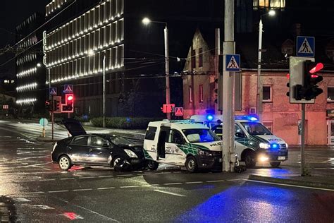 automobilis po avarijos įvažiavęs į pastatą