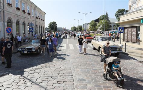 Vilniaus senamiesčio gatvė su stovinčiais automobiliais ir istoriniais pastatais