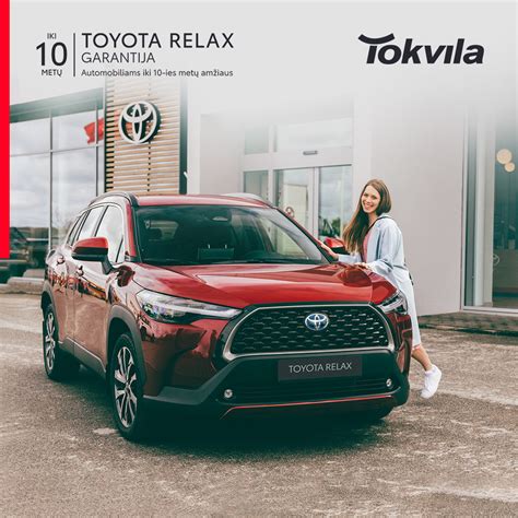 Serviso darbuotojas atlieka techninę priežiūrą Toyota automobiliui