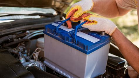 Teminė nuotrauka: automobilio akumuliatorius variklio skyriuje